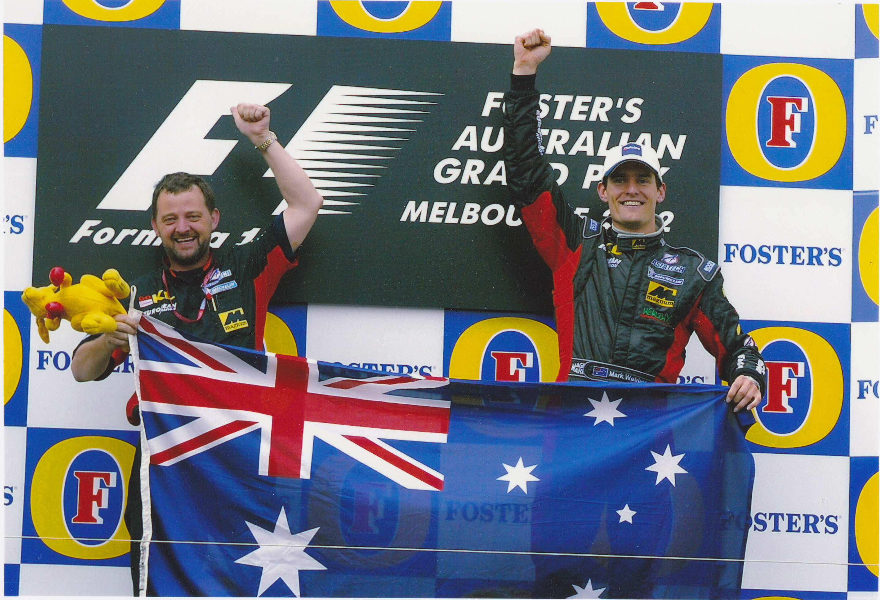 Mark Webber (Minardi) célèbre son incroyable performance de rookie au Grand Prix d'Australie 2002 à Melbourne.